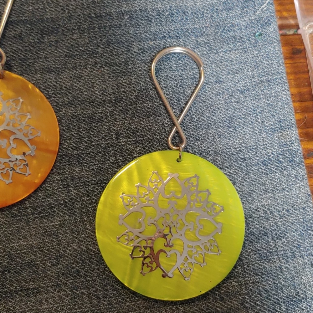 Silver Accented Shell Keychains. - Picture 2 of 7